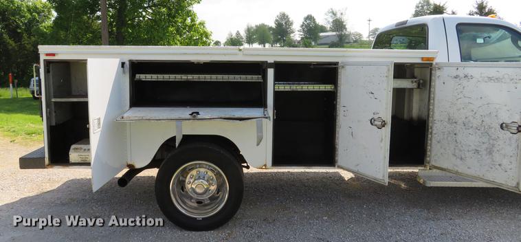 image for item DE8067 2006 Ford F550 Super Duty XL utility truck