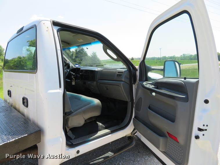 image for item DE8069 2004 Ford F550 Super Duty XL utility truck