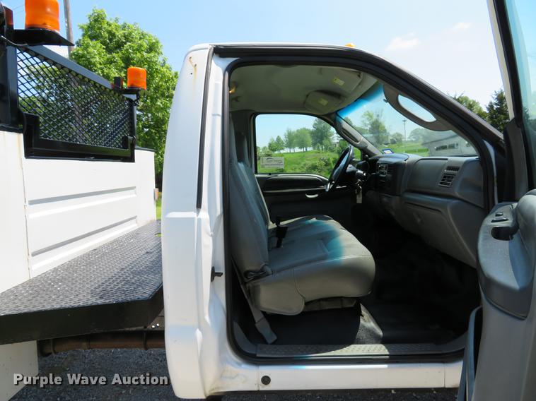 image for item DE8069 2004 Ford F550 Super Duty XL utility truck