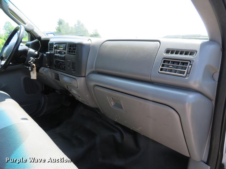 image for item DE8069 2004 Ford F550 Super Duty XL utility truck