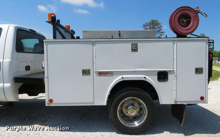 image for item DE8069 2004 Ford F550 Super Duty XL utility truck