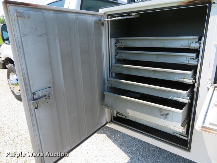 image for item DE8069 2004 Ford F550 Super Duty XL utility truck