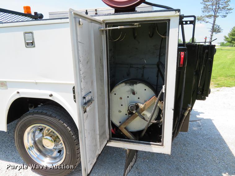 image for item DE8069 2004 Ford F550 Super Duty XL utility truck