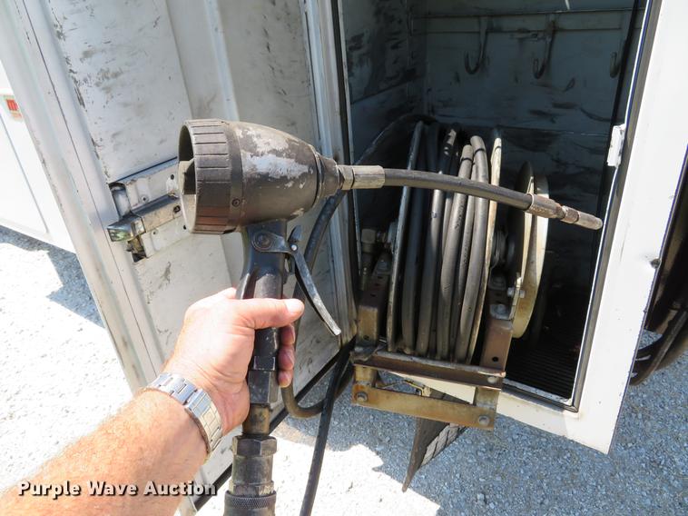 image for item DE8069 2004 Ford F550 Super Duty XL utility truck