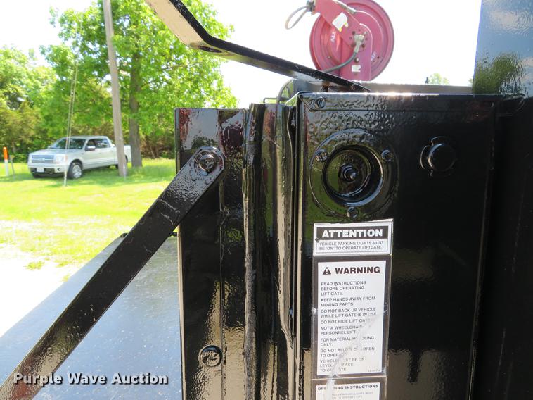 image for item DE8069 2004 Ford F550 Super Duty XL utility truck