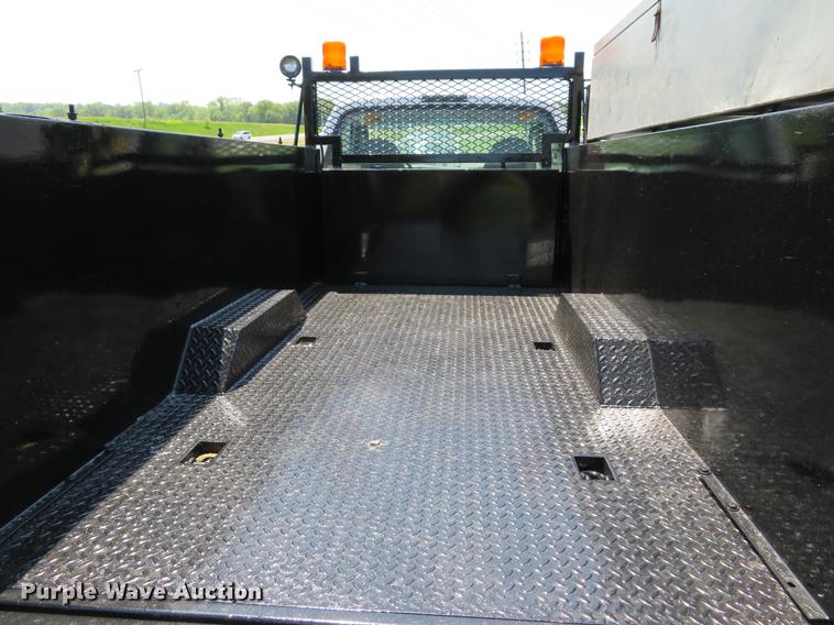 image for item DE8069 2004 Ford F550 Super Duty XL utility truck