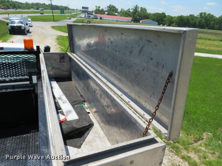 image for item DE8069 2004 Ford F550 Super Duty XL utility truck