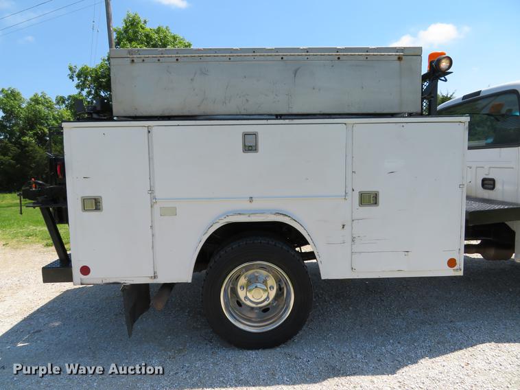 image for item DE8069 2004 Ford F550 Super Duty XL utility truck