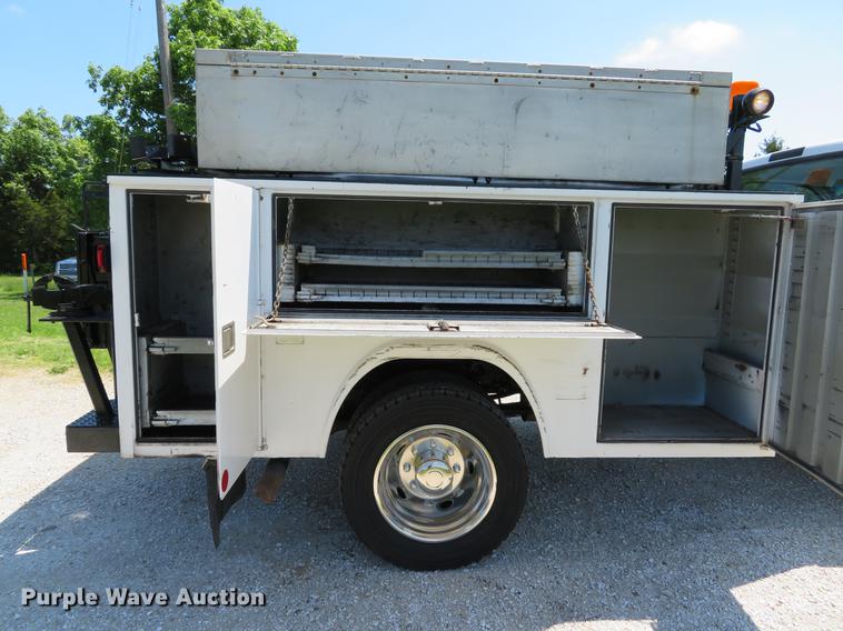 image for item DE8069 2004 Ford F550 Super Duty XL utility truck