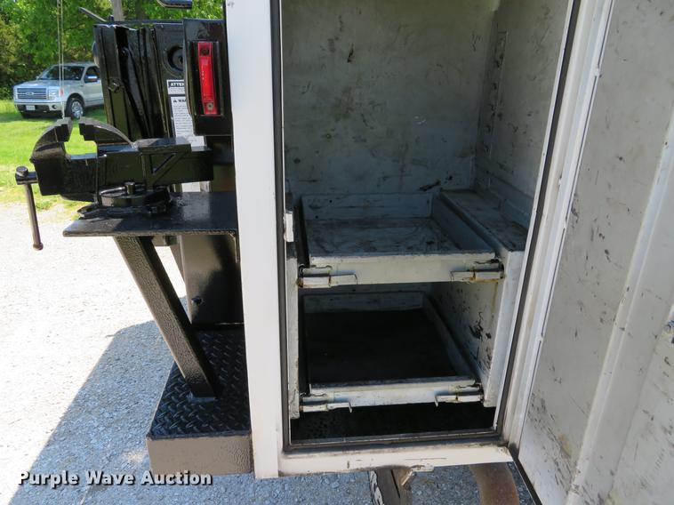 image for item DE8069 2004 Ford F550 Super Duty XL utility truck