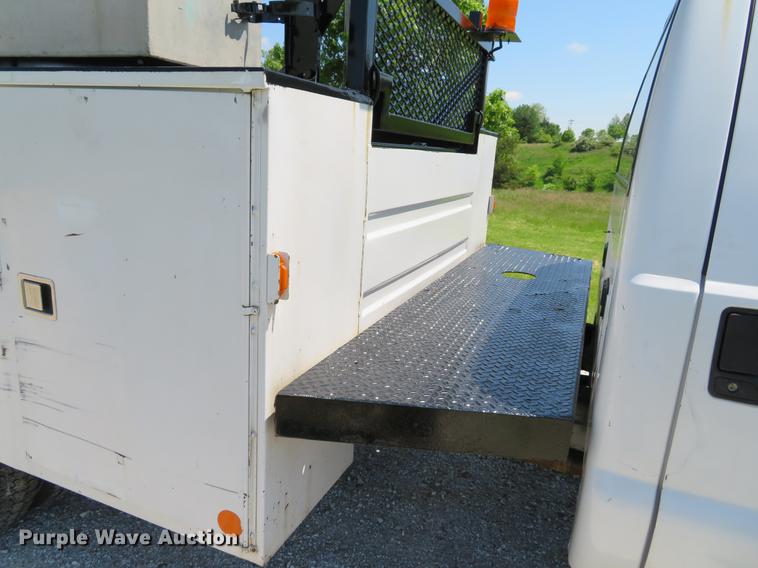 image for item DE8069 2004 Ford F550 Super Duty XL utility truck