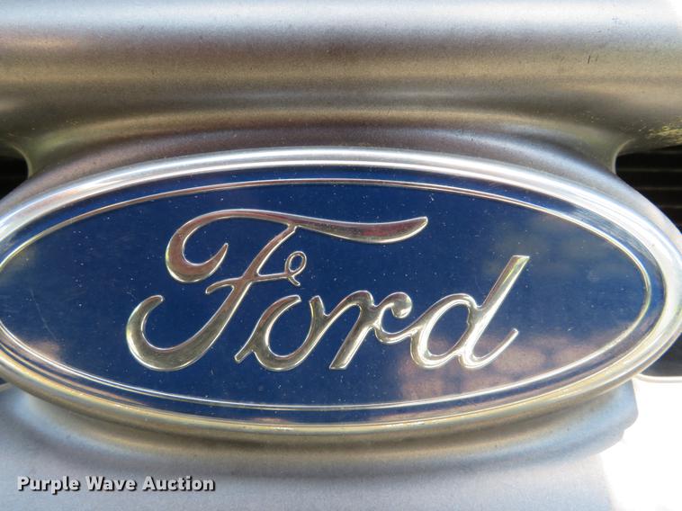 image for item DE8069 2004 Ford F550 Super Duty XL utility truck