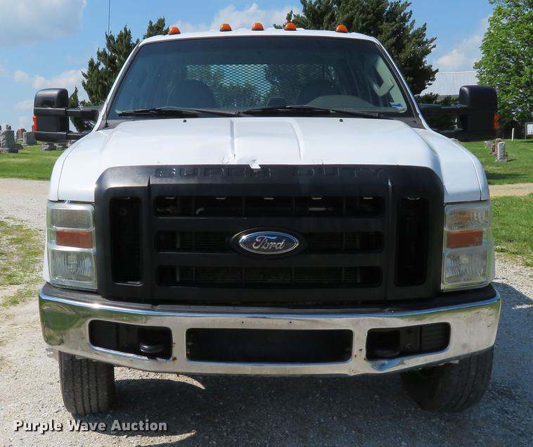 image for item DE8072 2008 Ford F350 Super Duty XL Crew Cab flatbed pickup truck