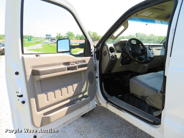 image for item DE8072 2008 Ford F350 Super Duty XL Crew Cab flatbed pickup truck