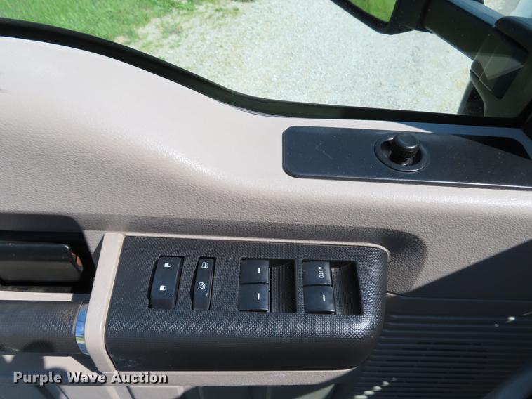 image for item DE8072 2008 Ford F350 Super Duty XL Crew Cab flatbed pickup truck