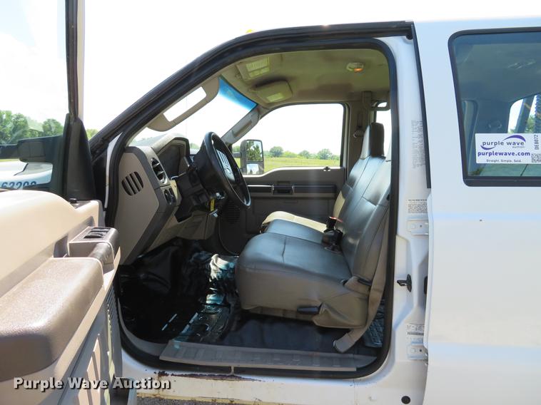 image for item DE8072 2008 Ford F350 Super Duty XL Crew Cab flatbed pickup truck