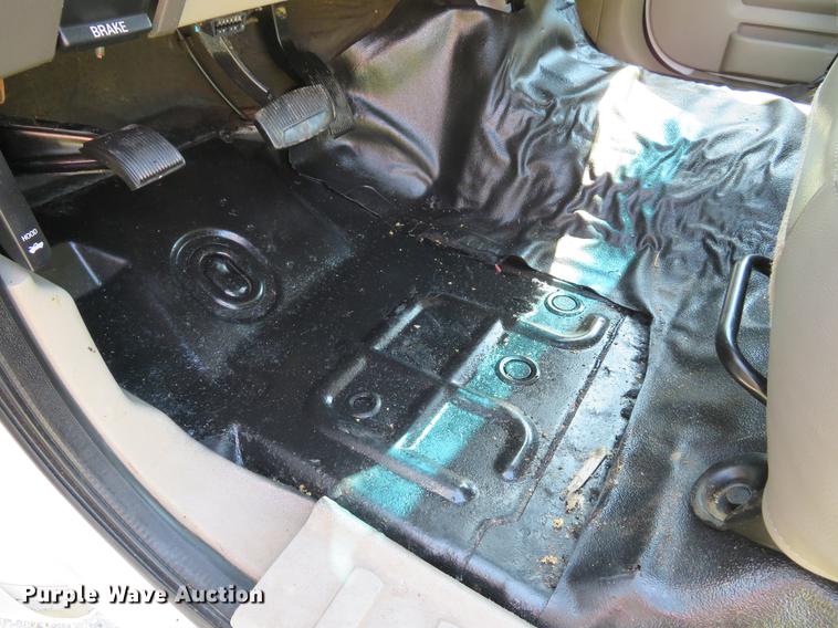 image for item DE8072 2008 Ford F350 Super Duty XL Crew Cab flatbed pickup truck