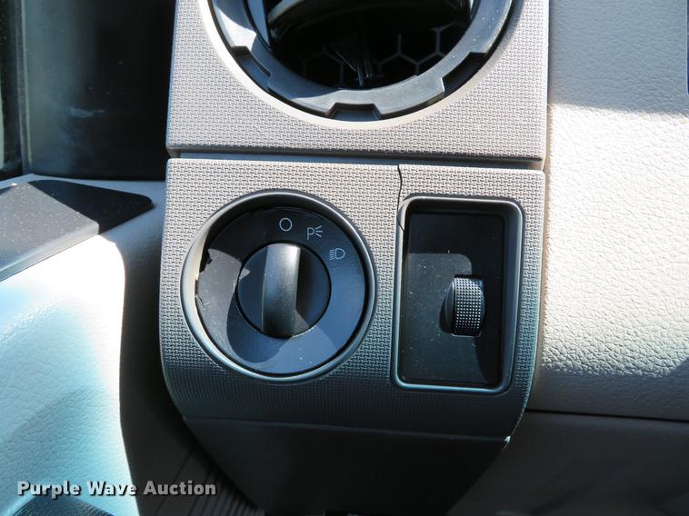 image for item DE8072 2008 Ford F350 Super Duty XL Crew Cab flatbed pickup truck