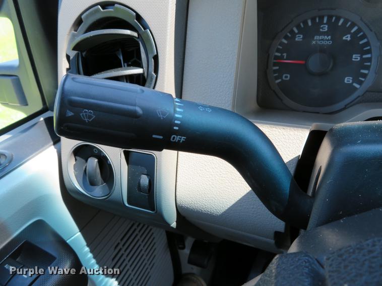 image for item DE8072 2008 Ford F350 Super Duty XL Crew Cab flatbed pickup truck