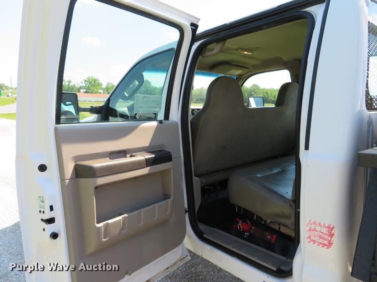 image for item DE8072 2008 Ford F350 Super Duty XL Crew Cab flatbed pickup truck