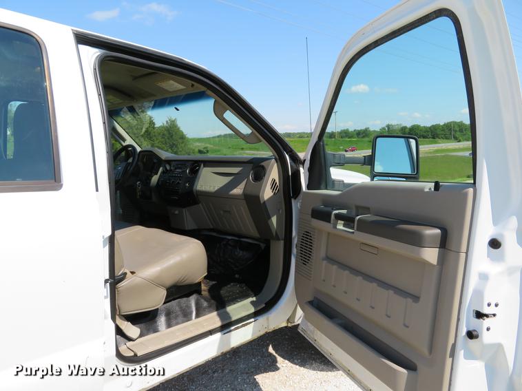 image for item DE8072 2008 Ford F350 Super Duty XL Crew Cab flatbed pickup truck