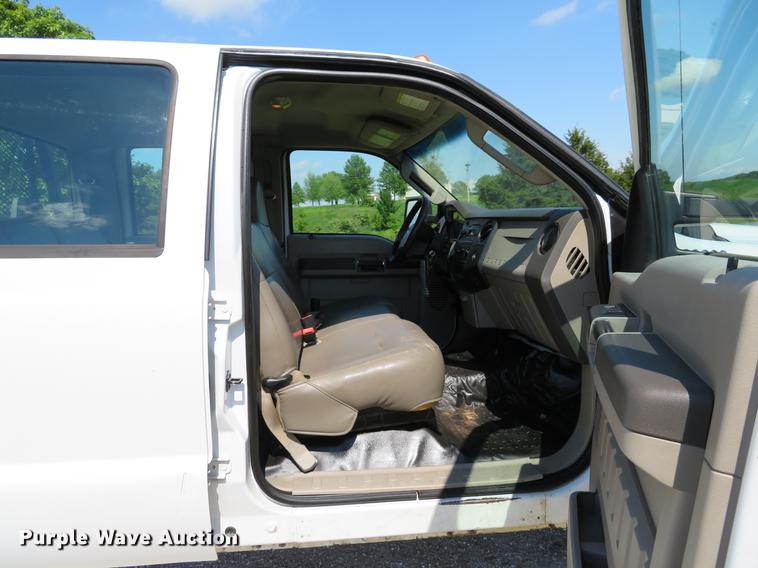 image for item DE8072 2008 Ford F350 Super Duty XL Crew Cab flatbed pickup truck