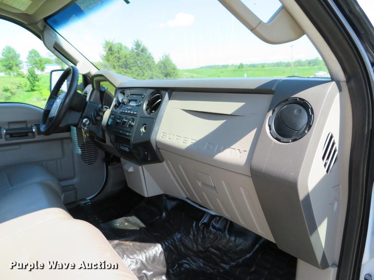 image for item DE8072 2008 Ford F350 Super Duty XL Crew Cab flatbed pickup truck