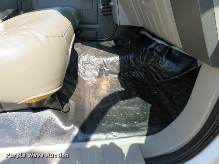 image for item DE8072 2008 Ford F350 Super Duty XL Crew Cab flatbed pickup truck