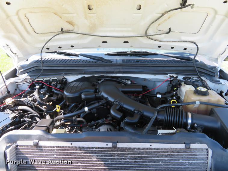 image for item DE8072 2008 Ford F350 Super Duty XL Crew Cab flatbed pickup truck