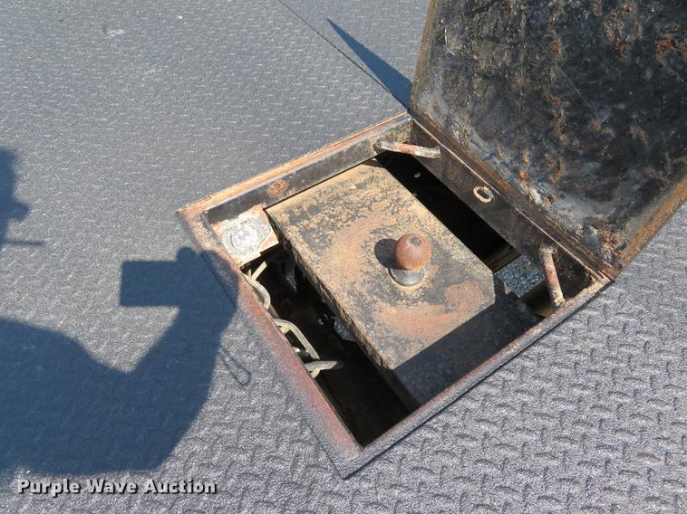 image for item DE8072 2008 Ford F350 Super Duty XL Crew Cab flatbed pickup truck