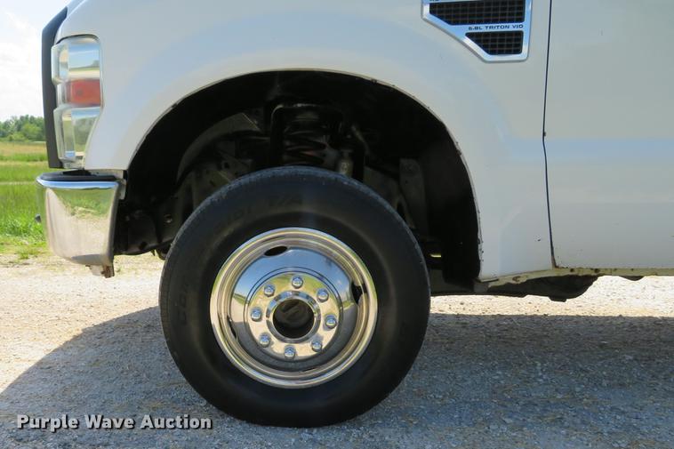 image for item DE8072 2008 Ford F350 Super Duty XL Crew Cab flatbed pickup truck