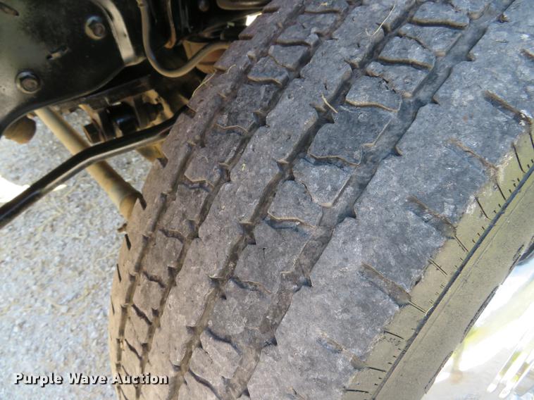 image for item DE8072 2008 Ford F350 Super Duty XL Crew Cab flatbed pickup truck