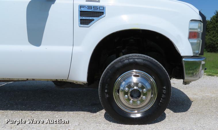 image for item DE8072 2008 Ford F350 Super Duty XL Crew Cab flatbed pickup truck