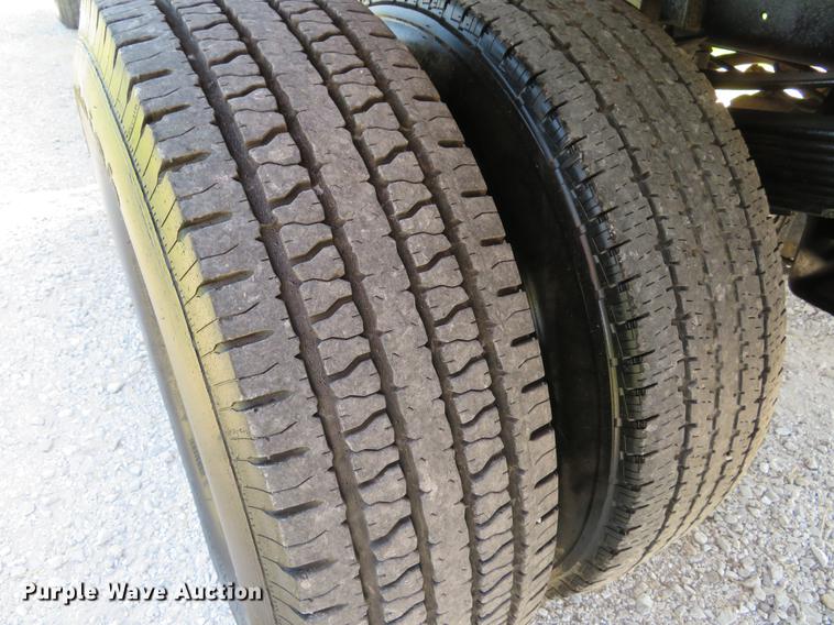 image for item DE8072 2008 Ford F350 Super Duty XL Crew Cab flatbed pickup truck