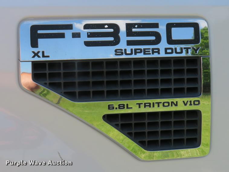 image for item DE8072 2008 Ford F350 Super Duty XL Crew Cab flatbed pickup truck
