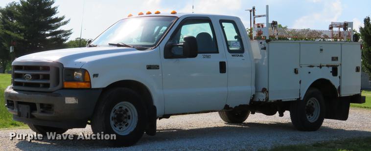 image for item DE8075 2001 Ford F350 Super Duty XL SuperCab utility bed pickup truck