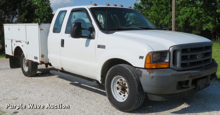 image for item DE8075 2001 Ford F350 Super Duty XL SuperCab utility bed pickup truck