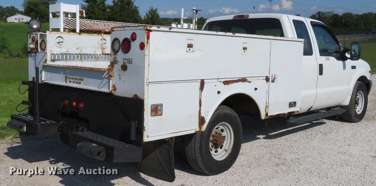 image for item DE8075 2001 Ford F350 Super Duty XL SuperCab utility bed pickup truck