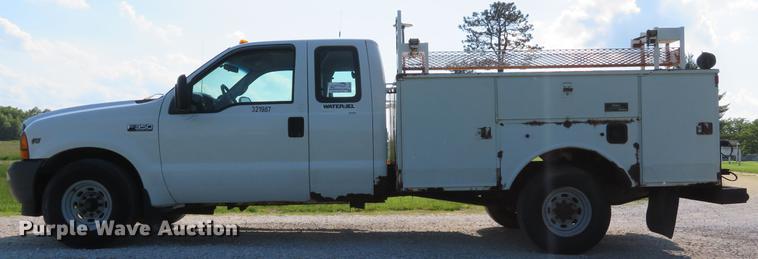 image for item DE8075 2001 Ford F350 Super Duty XL SuperCab utility bed pickup truck