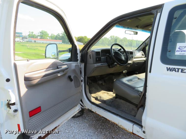 image for item DE8075 2001 Ford F350 Super Duty XL SuperCab utility bed pickup truck