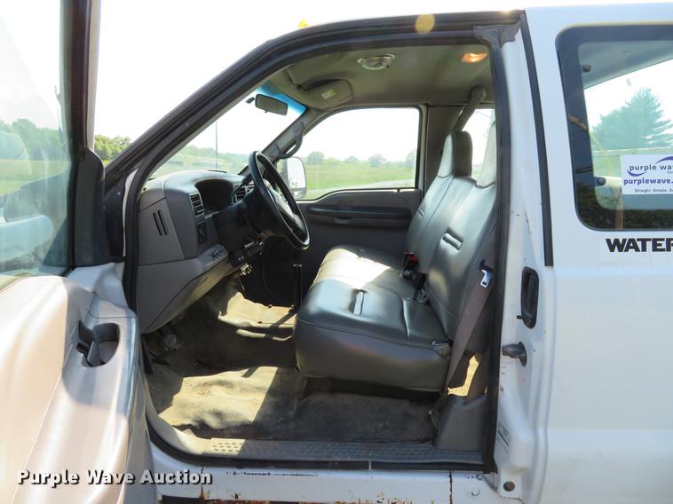 image for item DE8075 2001 Ford F350 Super Duty XL SuperCab utility bed pickup truck