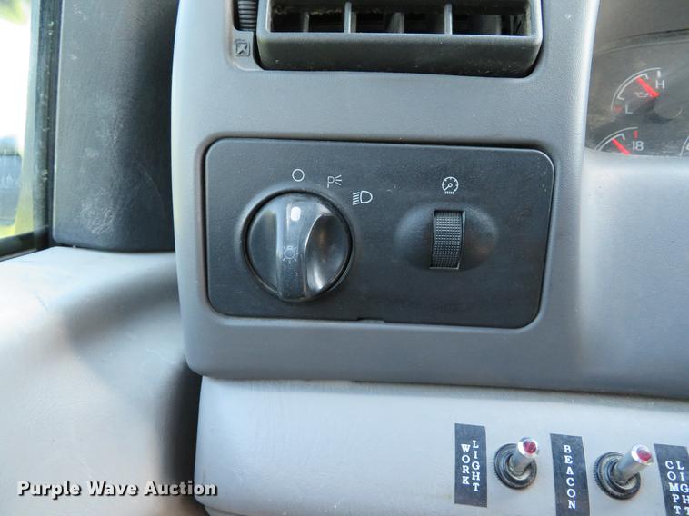 image for item DE8075 2001 Ford F350 Super Duty XL SuperCab utility bed pickup truck