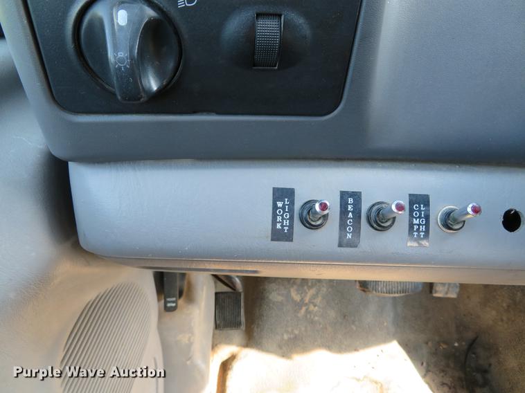 image for item DE8075 2001 Ford F350 Super Duty XL SuperCab utility bed pickup truck