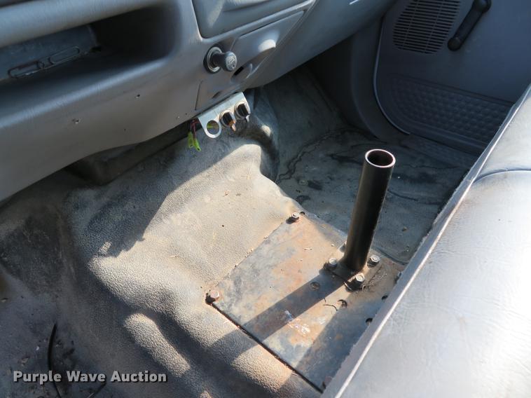 image for item DE8075 2001 Ford F350 Super Duty XL SuperCab utility bed pickup truck