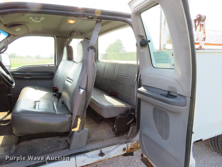 image for item DE8075 2001 Ford F350 Super Duty XL SuperCab utility bed pickup truck