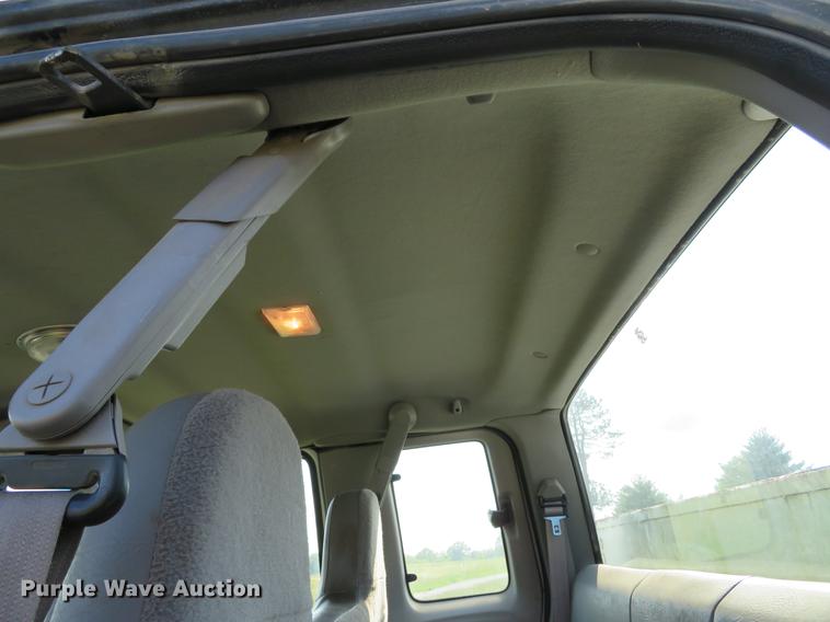 image for item DE8075 2001 Ford F350 Super Duty XL SuperCab utility bed pickup truck