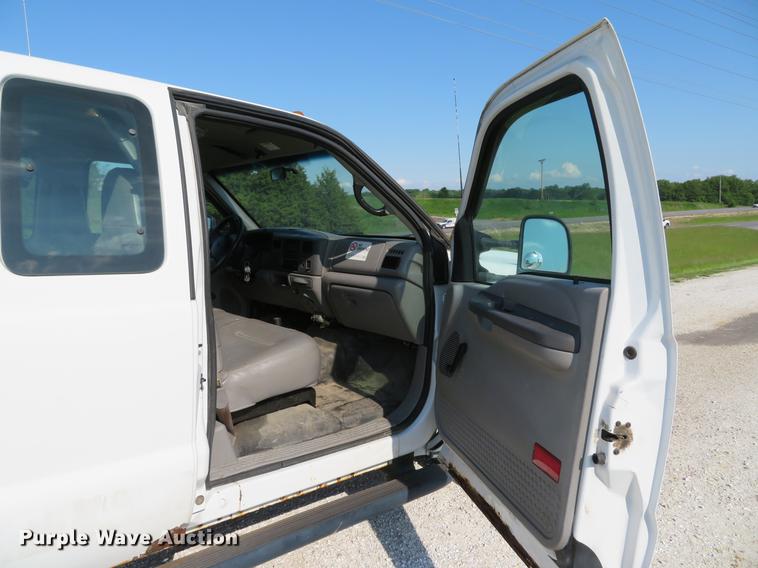 image for item DE8075 2001 Ford F350 Super Duty XL SuperCab utility bed pickup truck