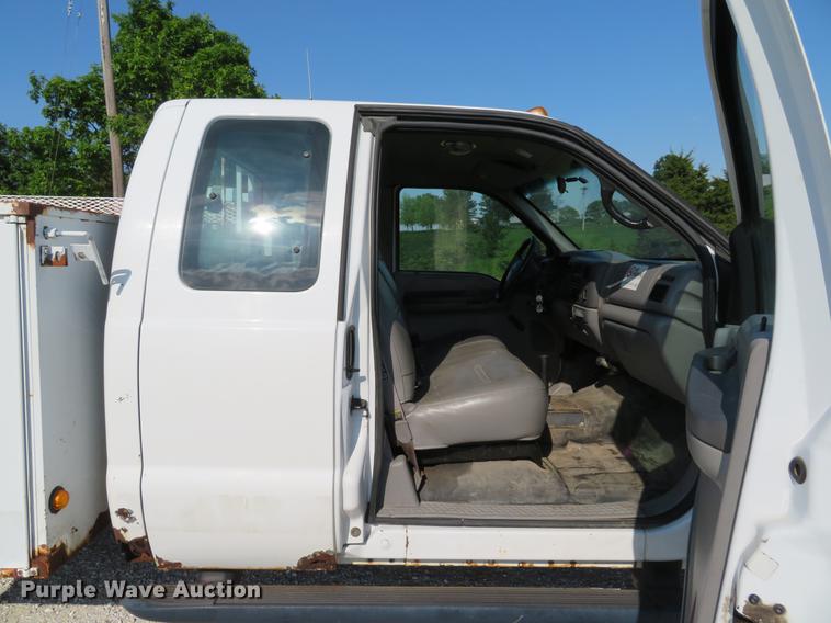 image for item DE8075 2001 Ford F350 Super Duty XL SuperCab utility bed pickup truck