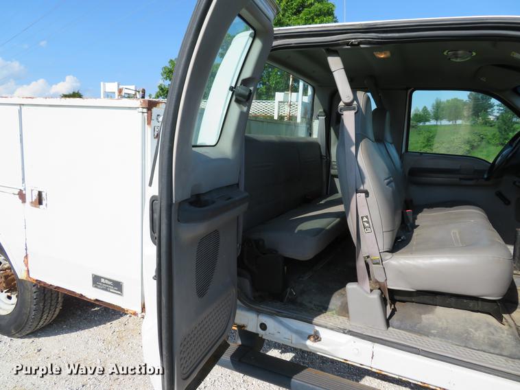 image for item DE8075 2001 Ford F350 Super Duty XL SuperCab utility bed pickup truck