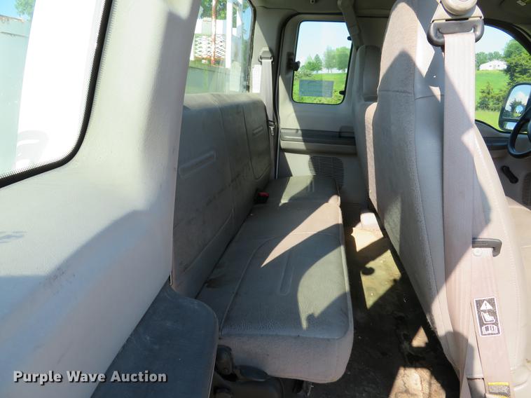 image for item DE8075 2001 Ford F350 Super Duty XL SuperCab utility bed pickup truck